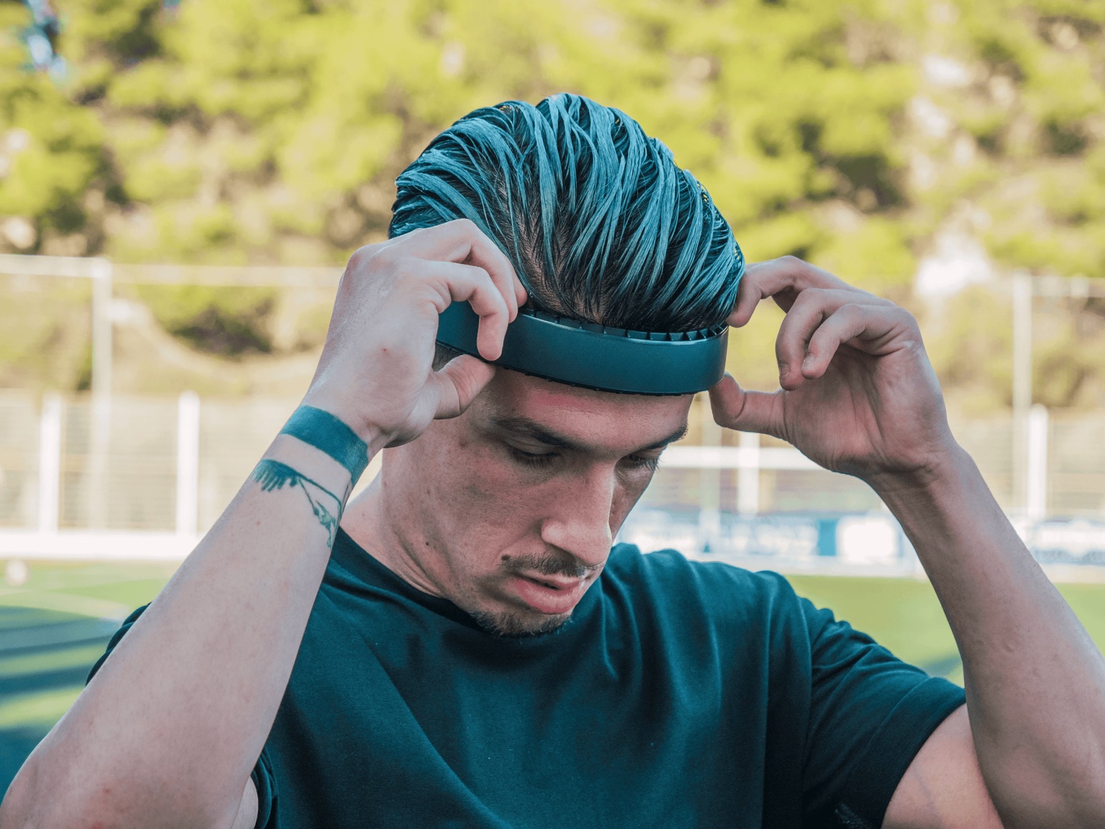 Futbolista colocándose la cinta protectora Proteckthor en un campo de fútbol