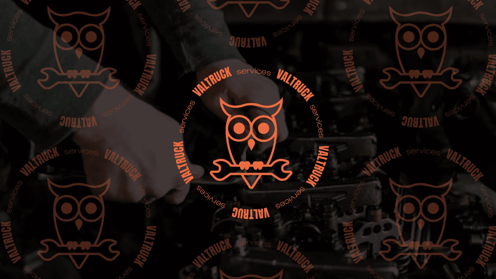 Logotipo de Valtruck Services, un búho con una llave mecánica, sobre un motor en reparación